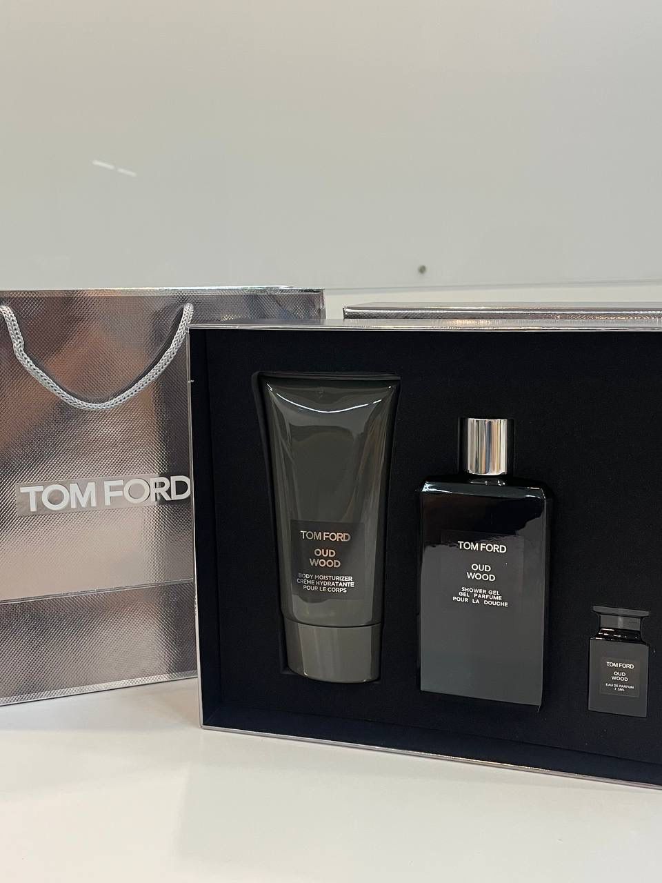 TOM FORD 3IN1 SET (TF OUD WOOD EDP 7.5ML,SHOWER GEL 250ML,BODY MOISTURIZER 150ML) WPB